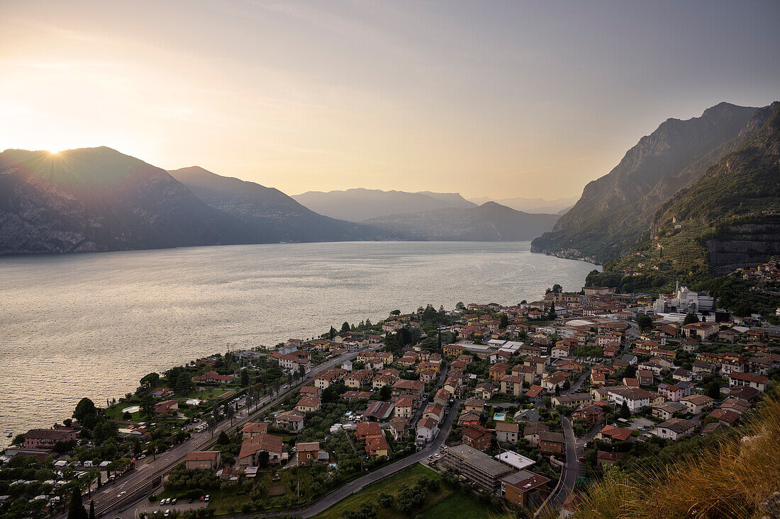 letztes Sonnenlicht mit Blick von Vesto auf Marone, Iseosee (Lago d'Iseo, auch Sebino), Brescia und Bergamo, Oberitalienische Seen, Lombardei, Italien, Europa