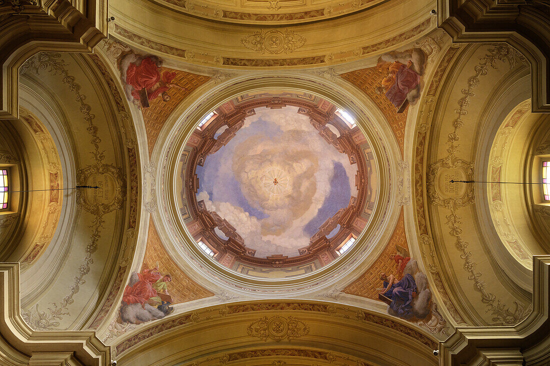 Kuppel mit Bemalung in der Kirche "Chiesa Arcipresbiterale Plebana del Sacro Cuore di Gesù e di San Giovanni Battista" in Predore, Iseosee (Lago d'Iseo, auch Sebino), Brescia und Bergamo, Oberitalienische Seen, Lombardei, Italien, Europa