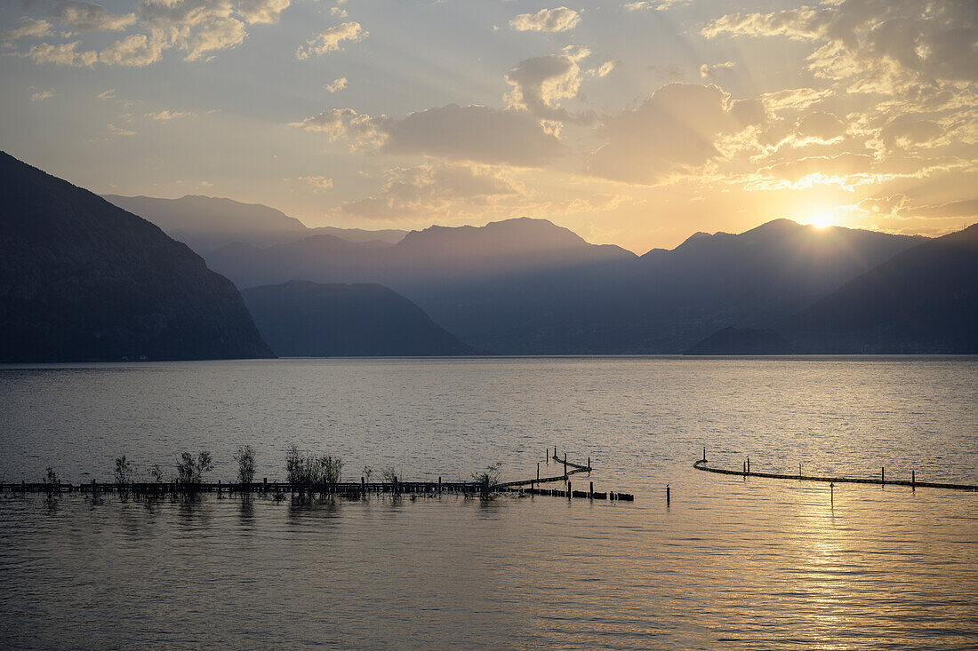 Blick von Clusane auf den Iseosee (Lago d'Iseo, auch Sebino) bei untergehender Sonne, Brescia und Bergamo, Oberitalienische Seen, Lombardei, Italien, Europa