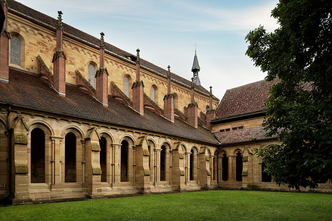 UNESCO Welterbe Kloster Maulbronn, Innenhof beim Kreuzgang, Zisterzienserabtei, Enzkreis, Baden-Württemberg, Deutschland, Europa