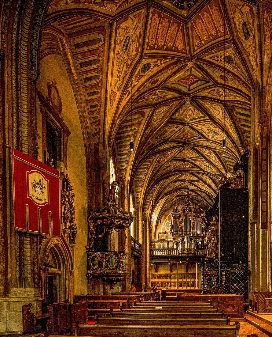 Innenraum der Pfarr- und Wallfahrtskirche in St. Wolfgang mit Kanzel und Orgel, Salzkammergut, Österreich