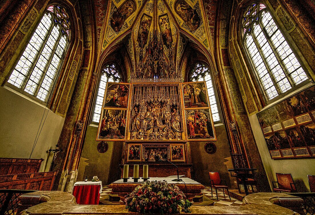 Pacher-Altar im Chorraum der Pfarrkirche von St. Wolfgang, Salzkammergut, Österreich