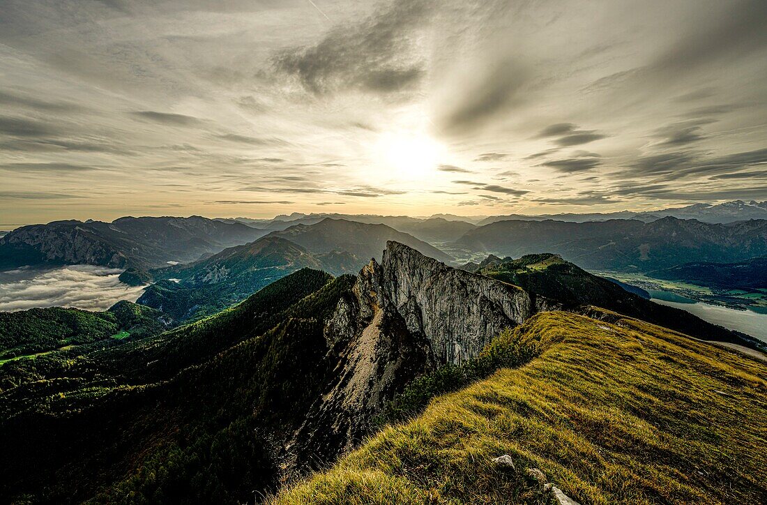 Blick vom Schafberg über die Gipfel des Salzkammerguts während des Sonnenaufgangs, Salzkammergut, Österreich