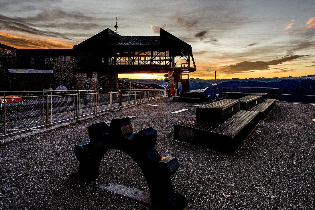 Bergstation der Schafbergbahn am Schafberg während des Sonnenaufgangs, Salzkammergut, Österreich