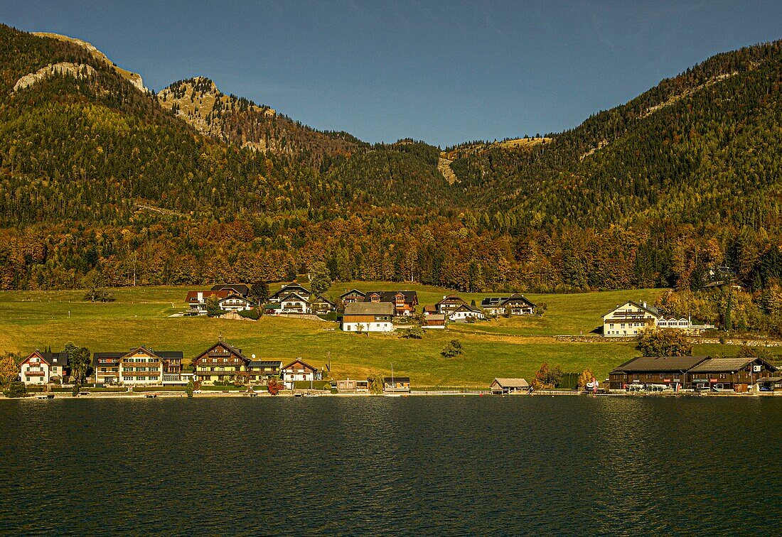 Alpine houses on the banks of Lake Wolfgang, in the background the mountains of the Salzkammergut, St. Wolfgang, Austria