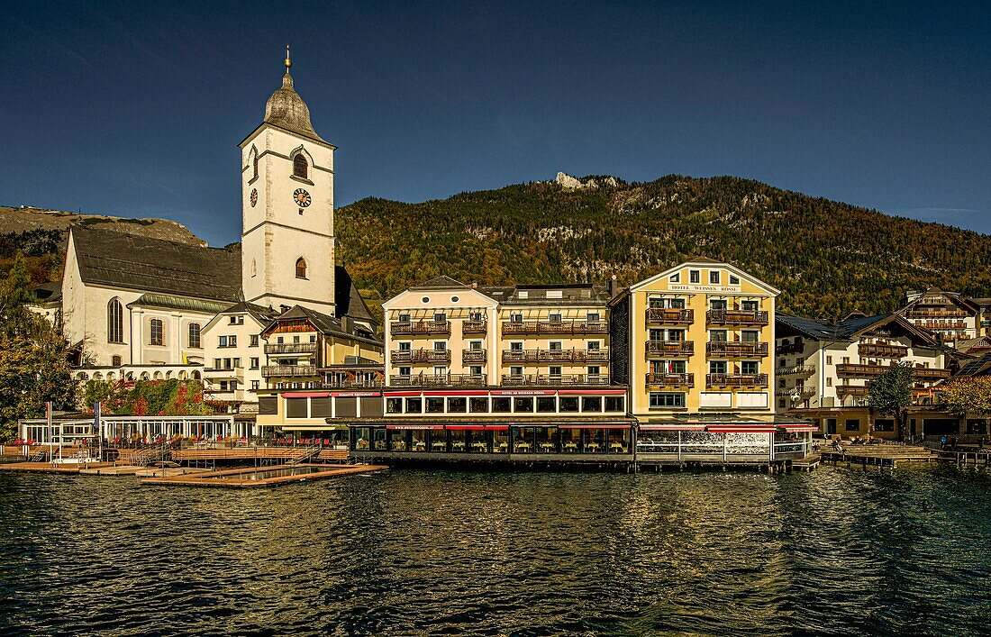 Blick vom Wolfgangsee auf die Altstadt von St. Wolfgang mit der Pfarr- und Wallfahrtskirche, dem Badestrand und dem Hotel "Im Weissen Rössl", Salzkammergut, Österreich