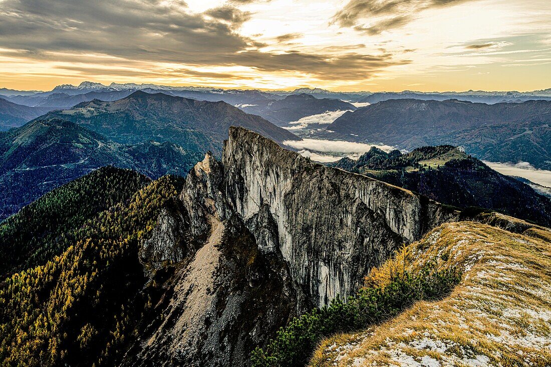 Blick vom Schafberg über die Gipfel des Salzkammerguts während des Sonnenaufgangs, Salzkammergut, Österreich