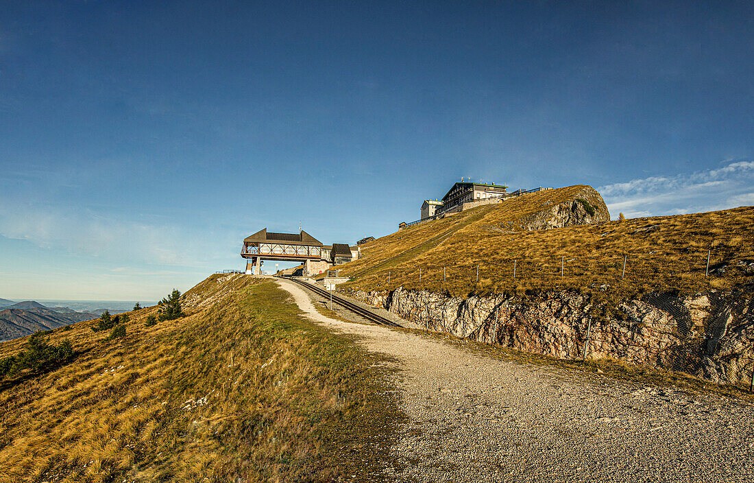 Bergstation der Schafbergbahn und das Berghotel Haus Schafbergspitze im Morgenlicht, Schafberg, Salzkammergut, Österreich