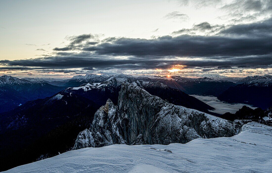 Sonnenaufgang über dem Schafberg und den Bergen des Salzkammerguts, Salzkammergut, Österreich