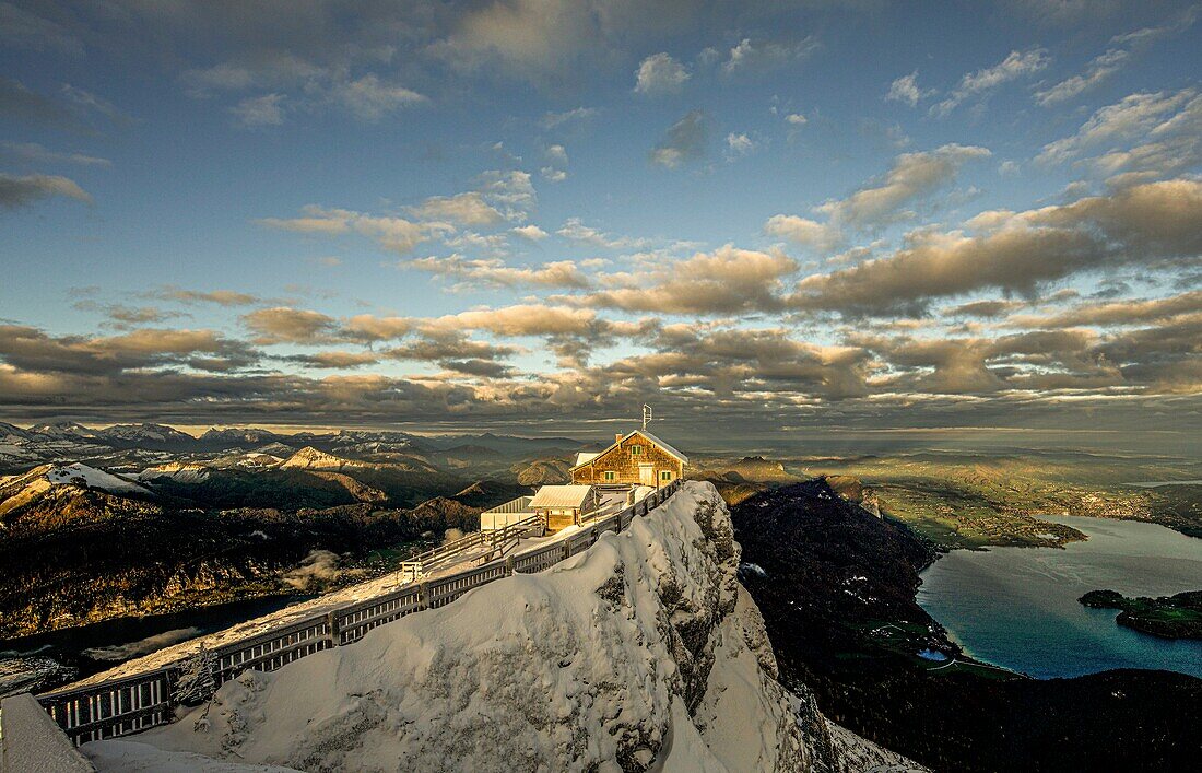 Winterstimmung auf dem Schafberg, Restaurant Himmelspforte im Morgenlicht, im Hintergrund der Mondsee, Salzkammergut und Salzburger Land, Österreich