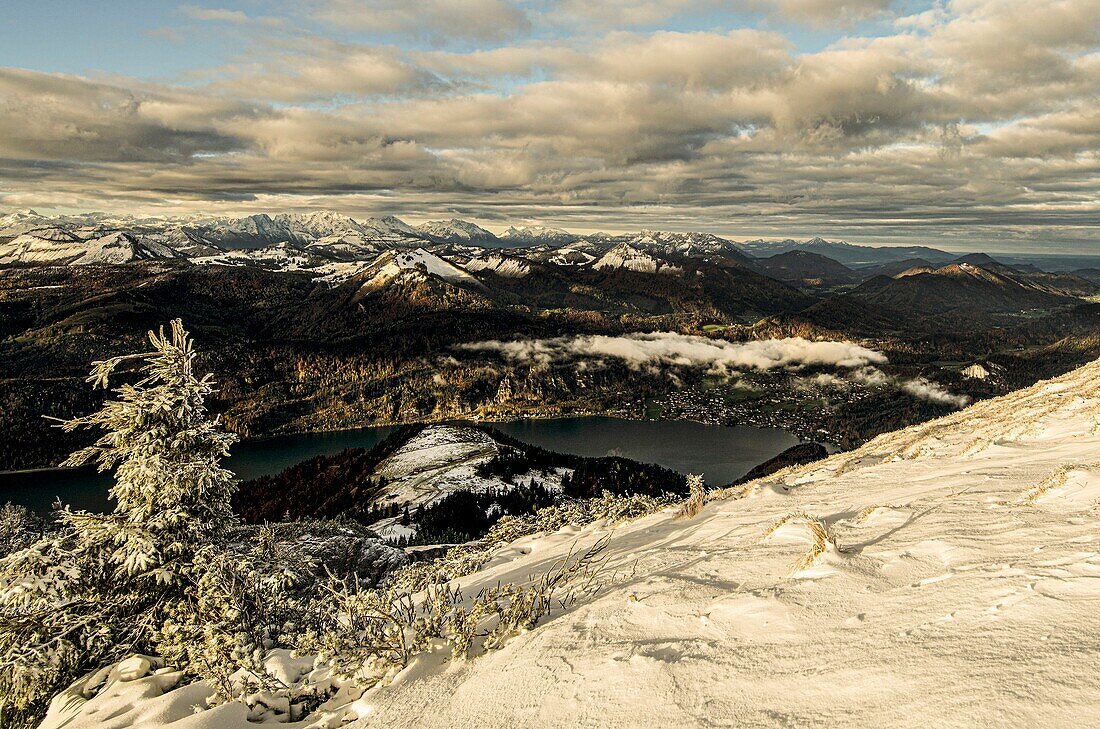 View from the wintry Schafberg to Lake Wolfgangsee and the mountains of the Salzkammergut, Salzkammergut, Austria