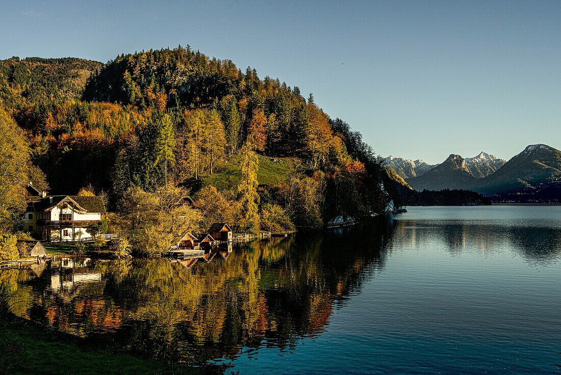 Autumn atmosphere at Lake Wolfgang, Alpine house and boathouses on the lake shore, in the background the mountains of the Salzkammergut, hamlet Brunnwinkl, St. Gilgen, Salzburger Land, Austria