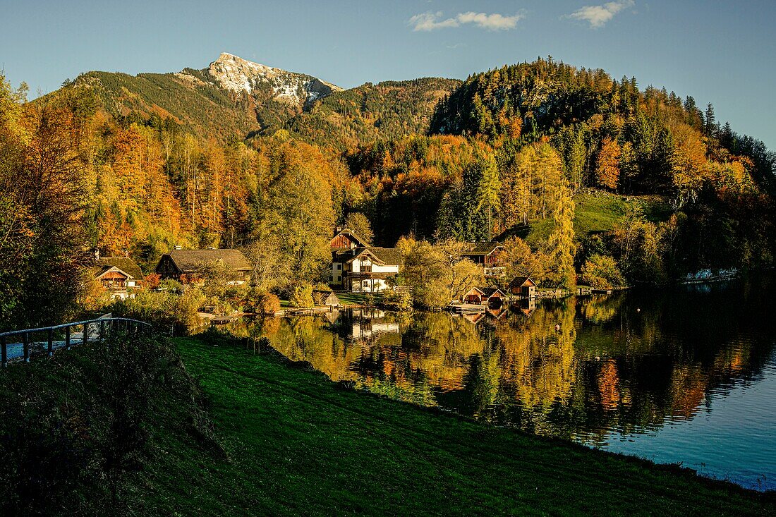 Weiler Brunnwinkl in St. Gilgen am Wolfangsee im Herbst, im Hintergrund der Schafberg, Salzburger Land, Österreich