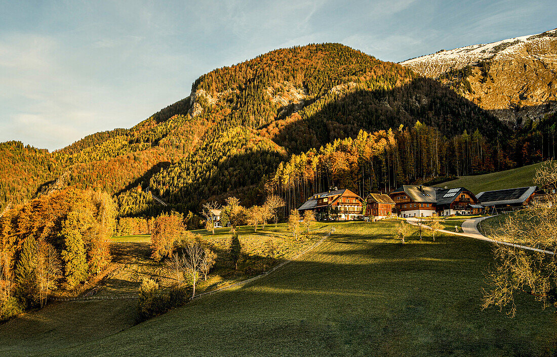 Herbstlandschaft mit Alpenhäusern und Alpenbergen bei St. Wolfgang, Salzkammergut, Österreich