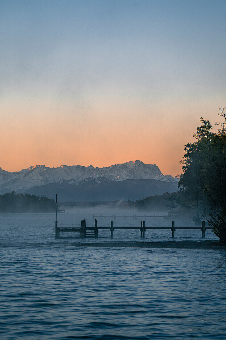 Herbstmorgen am Starnberger See, Bayern, Deutschland