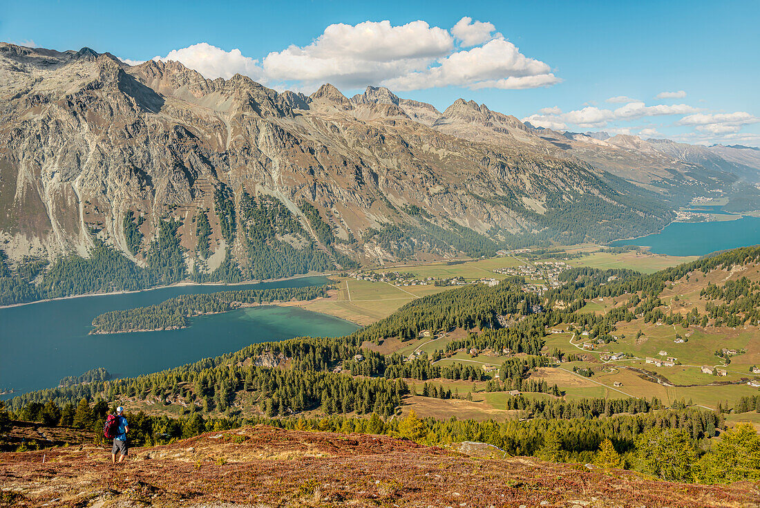 Engadin Tal mit Aussicht auf das Dorf Sils und den Silsersee, Graubünden, Schweiz