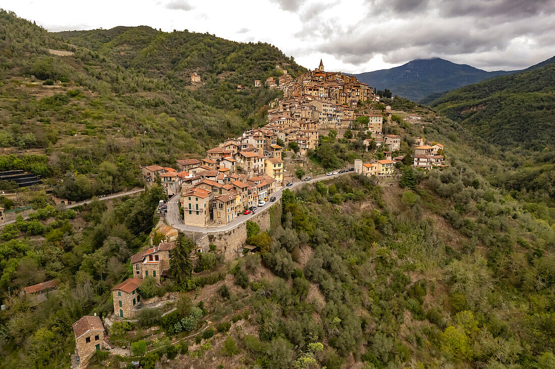 Das Dorf Apricale aus der Luft gesehen, Ligurien, Italien, Europa 