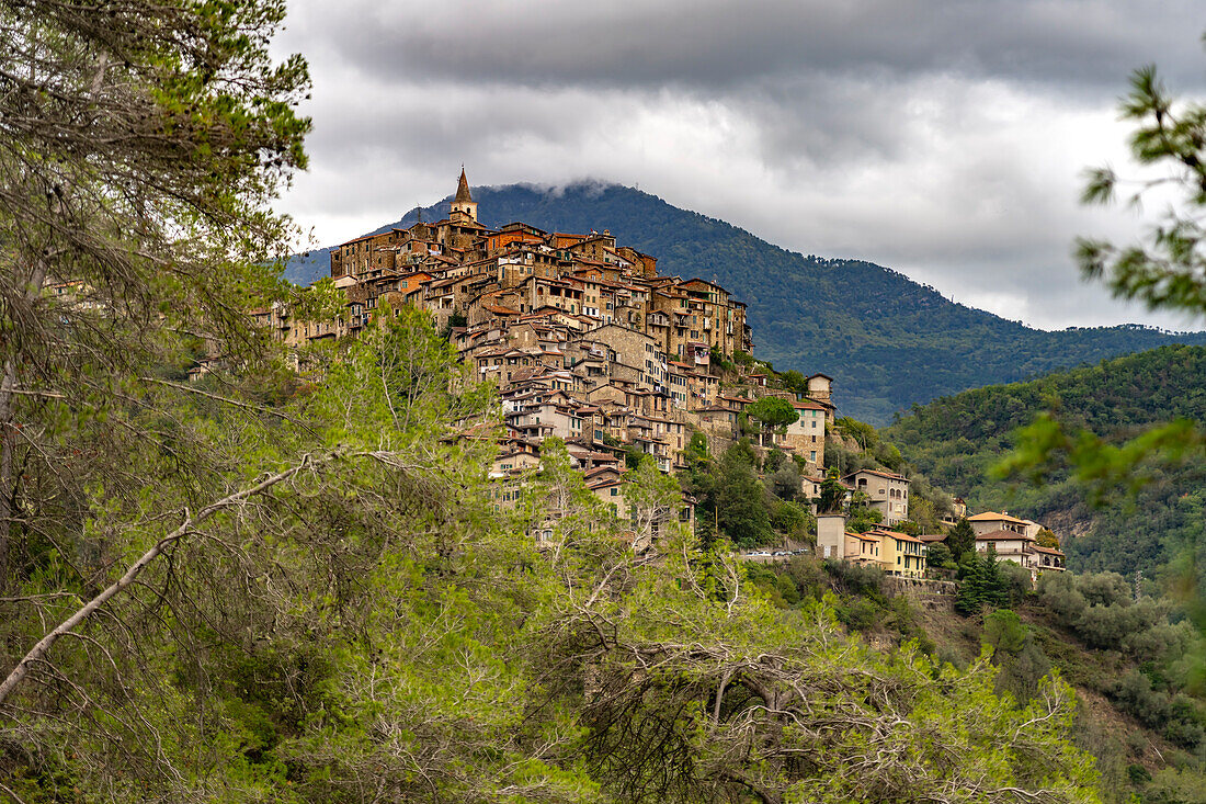 Das Dorf Apricale, Ligurien, Italien, Europa