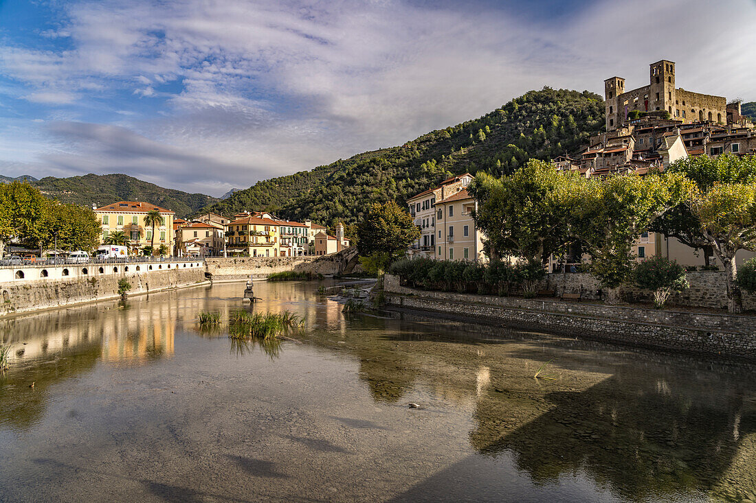 Stadtansicht mit dem Nervia Fluss und der Burg Castello dei Doria in Dolceacqua, Ligurien, Italien, Europa