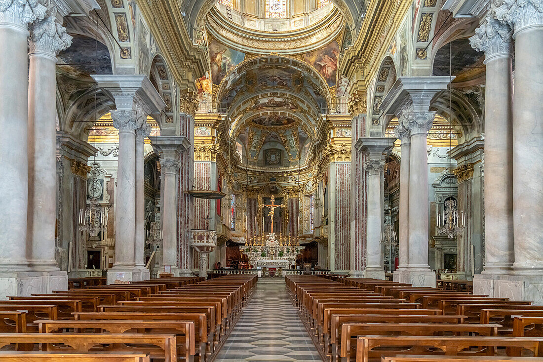 Innenraum der Basilika San Giovanni Battista in Finale Ligure, Riviera di Ponente, Ligurien, Italien, Europa 