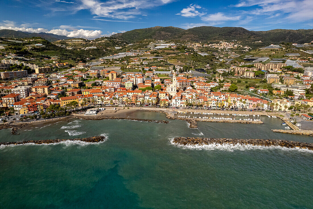 Stadtansicht und Hafen Riva Ligure aus der Luft gesehen, Riviera di Ponente, Ligurien, Italien, Europa
