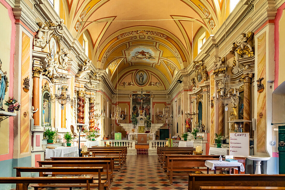 Innenraum der Kirche Chiesa Parrocchiale di Santo Stefano Protomartire in Rocchetta Nervina, Ligurien, Italien, Europa
