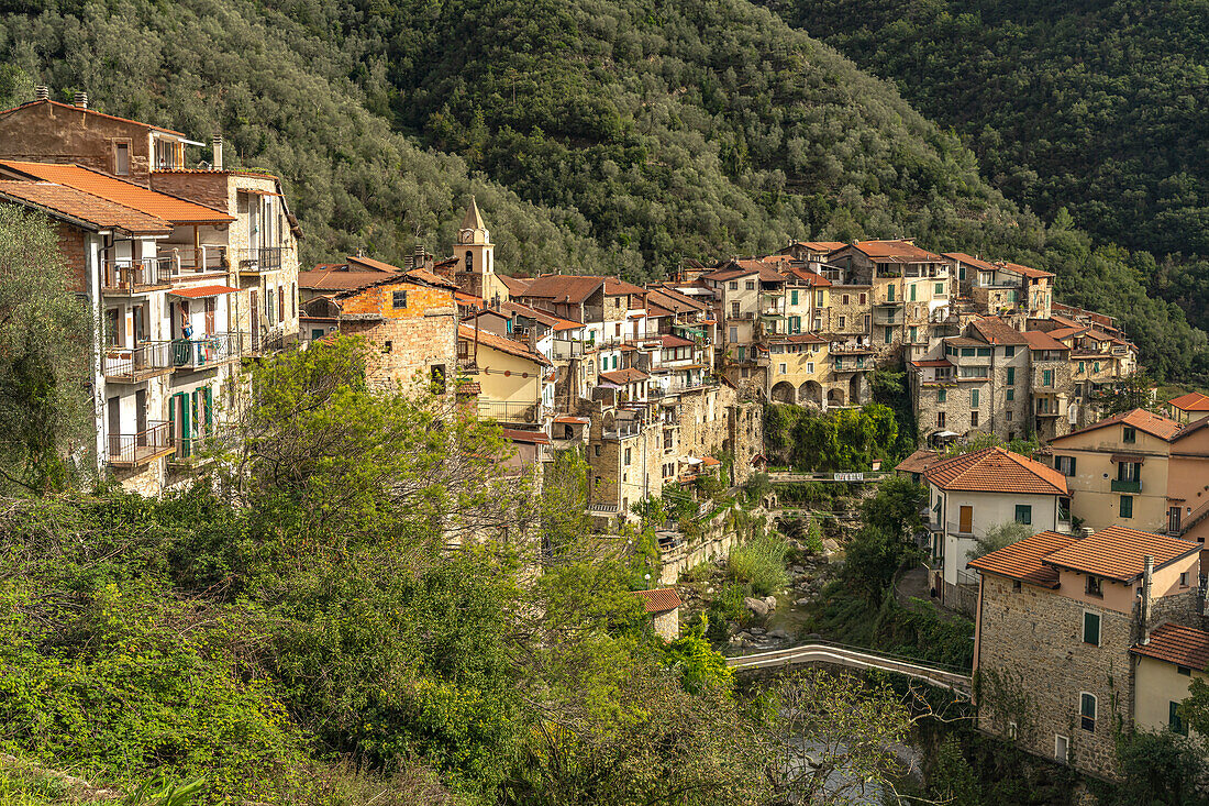 Das mittelalterliche Dorf Rocchetta Nervina im Tal Val Nervia, Ligurien, Italien, Europa