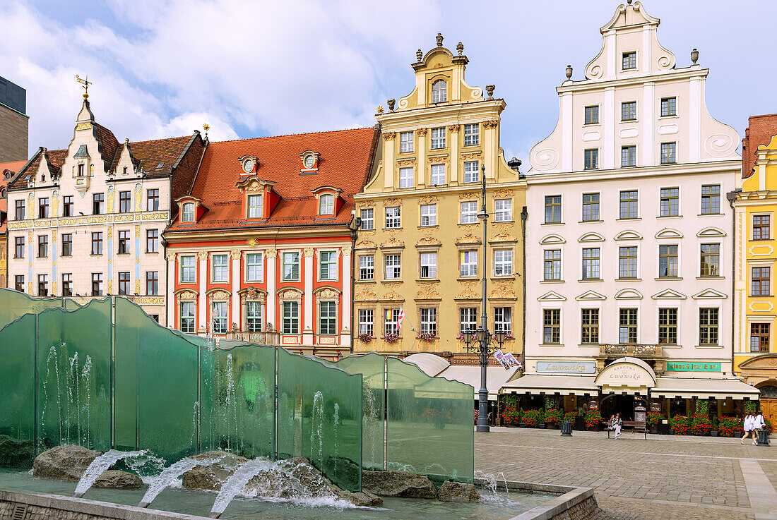 Westseite des Rynek mit Springbrunnen (Fontanna Zdrój) und Blick auf Pan-Tadeusz-Museum (Muzeum Pana Tadeusza) und Restaurant Karczma Lwowska in der Altstadt (Stare Miasto) von Wrocław (Wroclaw, Breslau) in der Woiwodschaft Dolnośląskie in Polen