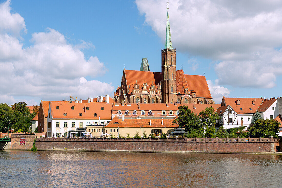 Dominsel (Ostrów Tumski) mit Kreuzkirche (Doppelkirche zum Heiligen Kreuz und zum hl. Bartholomäus, Kolegiata pw Świętego Krzyża i Świętego Bartłomieja) am Ufer der Oder (Odra) in der Altstadt (Stare Miasto) von Wrocław (Wroclaw, Breslau) in der Woiwodschaft Dolnośląskie in Polen