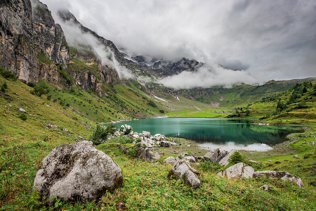 Bergsee bei Regenwetter; Oberalpsee, Kanton Glarus, Schweiz