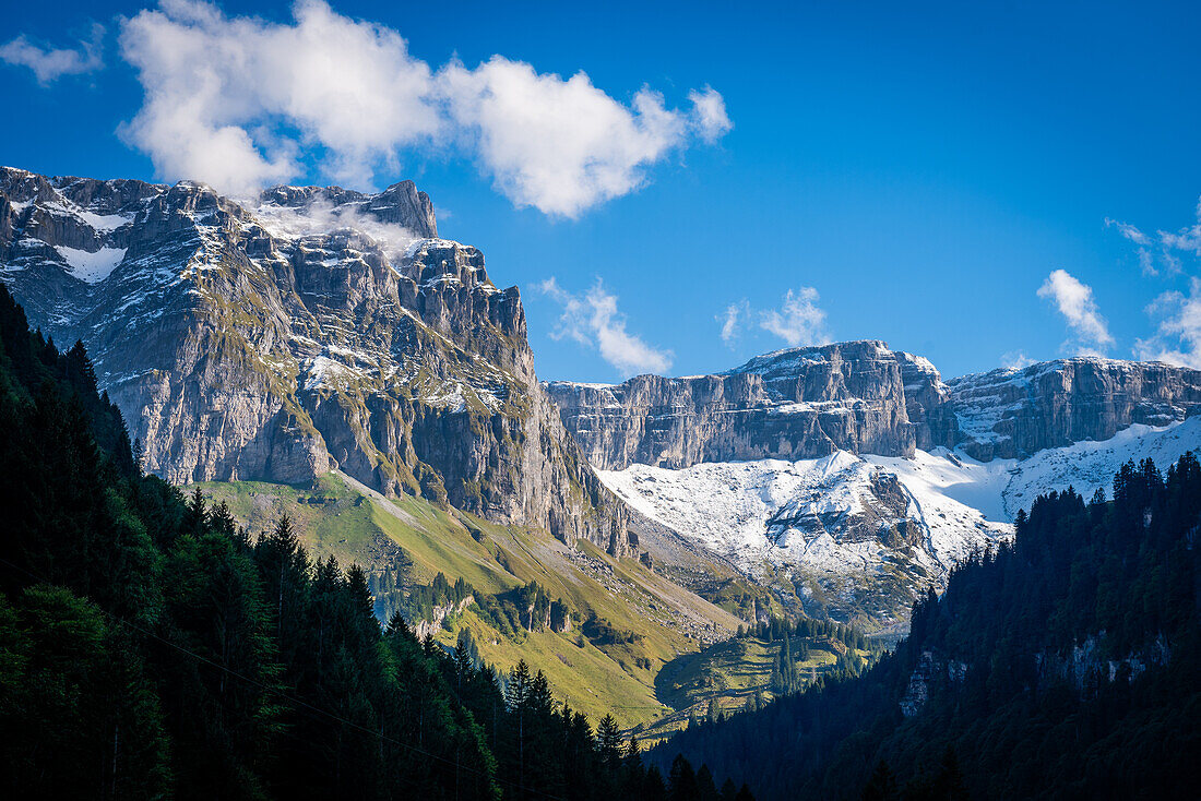 Bergkulisse; Kanton Schwyz, Schweiz