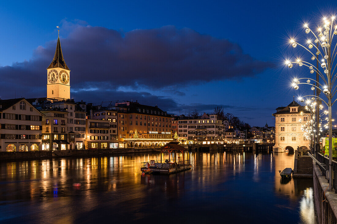 Blick über Fluss Limmat auf Zürich bei Nacht im Winter, Schweiz