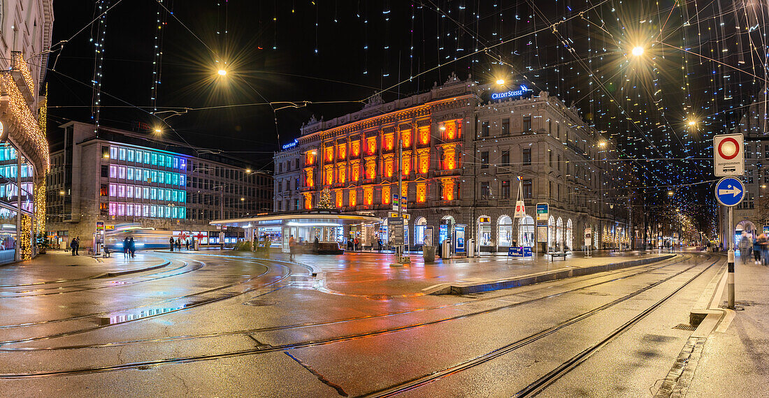 Zürcher Paradeplatz bei Weihnachtsbeleuchtung; Zürich, Schweiz