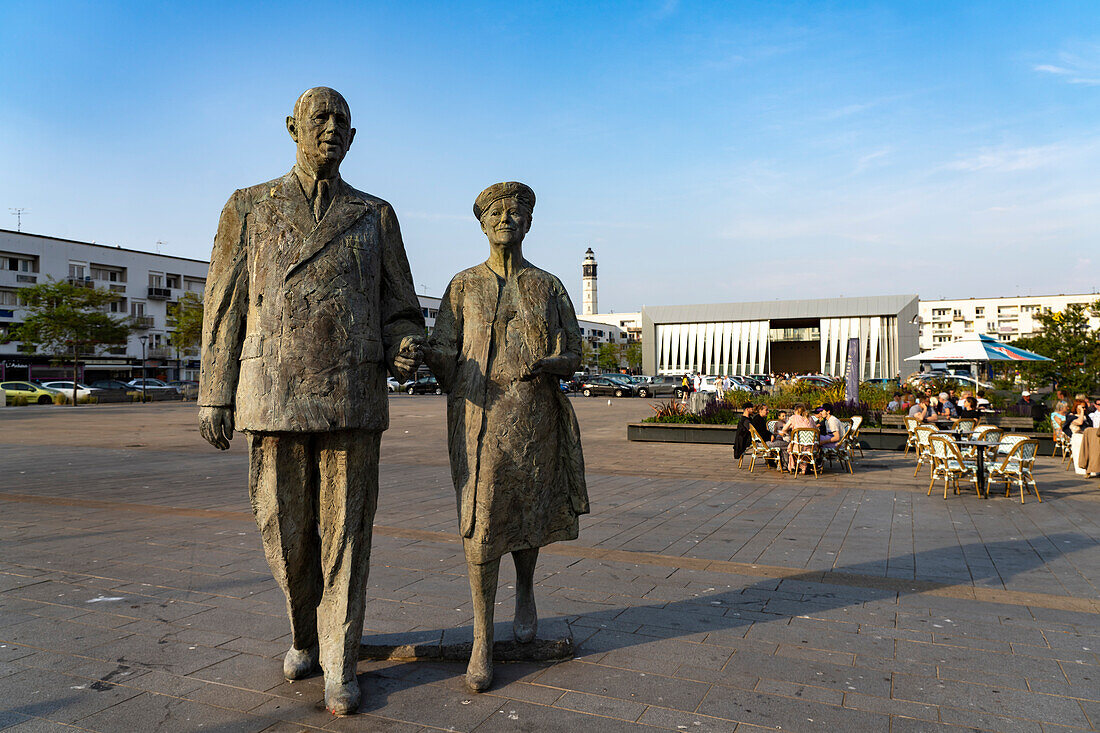 Statuen von Yvonne und Charles De Gaulle auf dem Place d`Armes in Calais, Frankreich