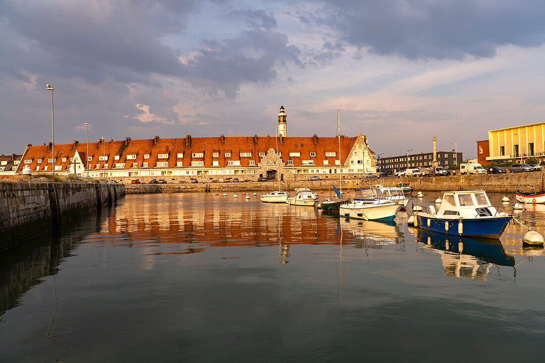 Historisches Hafenbecken und Marina Bassin du Paradis in Calais, Frankreich 