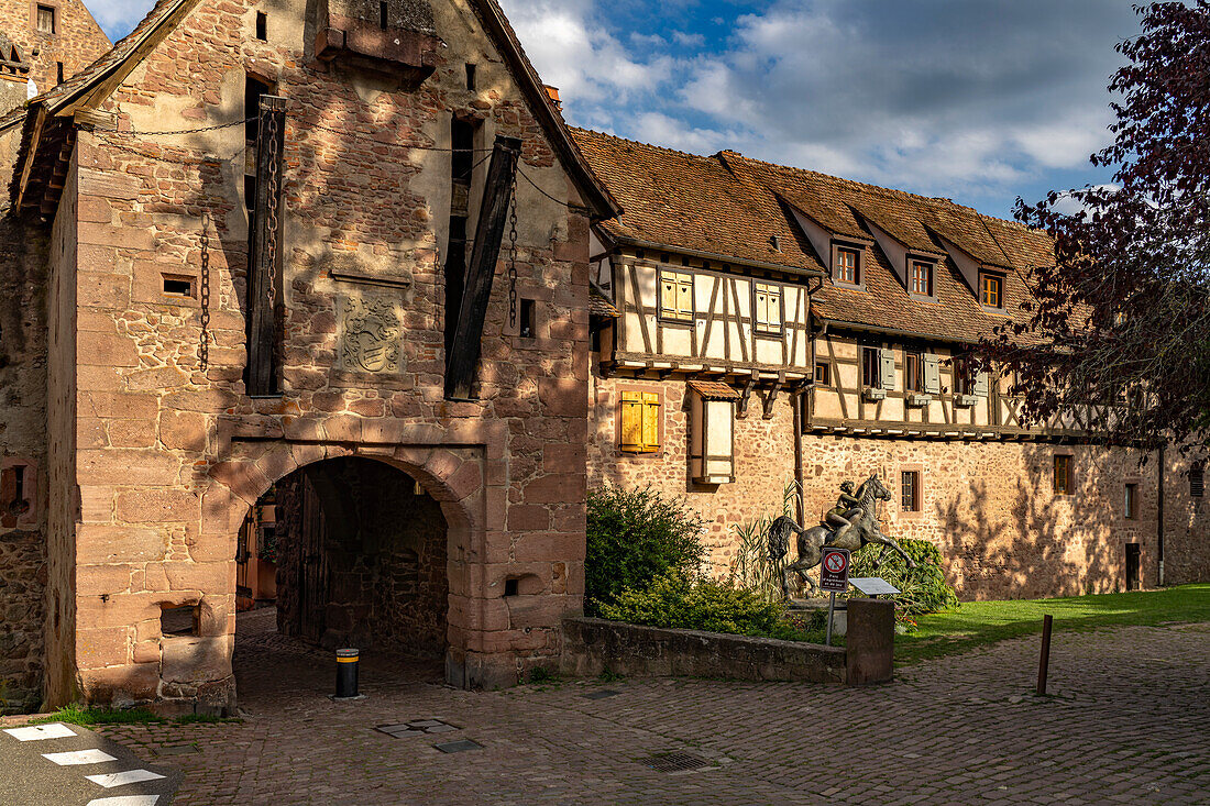 Das Obertor La Porte Haute und Fachwerkhäuser der Stadtmauer von Riquewihr, Elsass, Frankreich