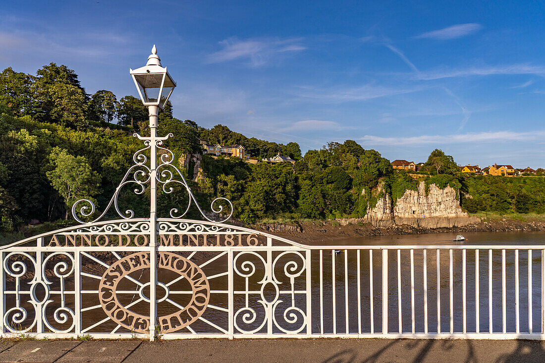 Der Fluss Wye und die Old Wye Bridge in Chepstow, Wales, Großbritannien, Europa