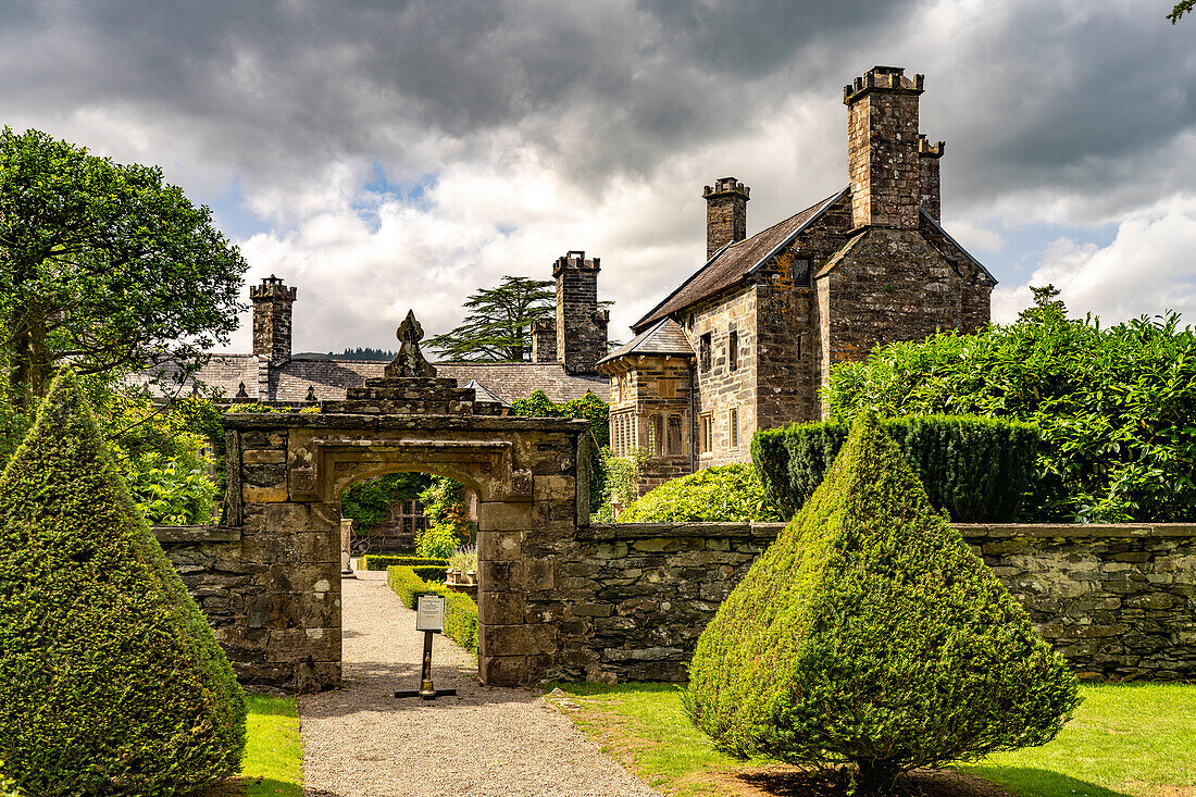 Herrenhaus und Park von Gwydir Castle in Llanrwst, Wales, Großbritannien, Europa  