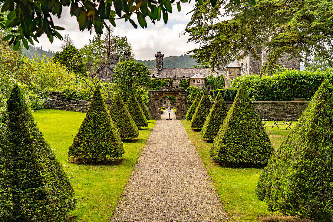 Herrenhaus und Park von Gwydir Castle in Llanrwst, Wales, Großbritannien, Europa