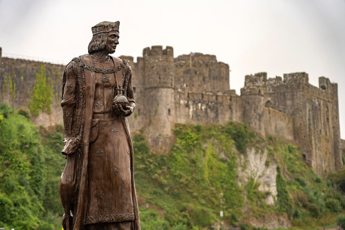 Statue von König Henry VII vor der Burg Pembroke Castle, Pembroke, Wales, Großbritannien, Europa