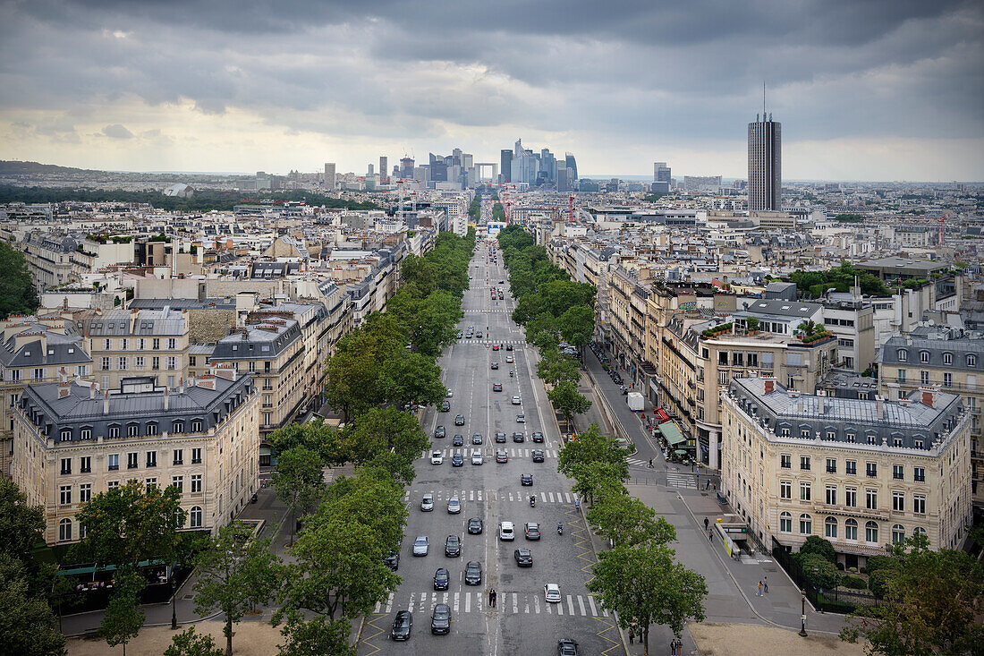 Blick vom Arc de Triomphe de l’Étoile zum modernen Hochhausviertel La Défense, Paris, Île-de-France, Frankreich, Europa