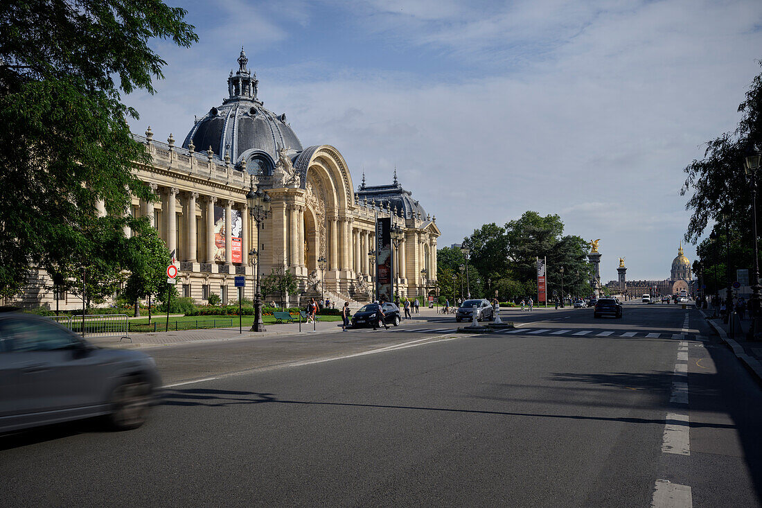 Petit Palais art museum and view of the Hôtel des Invalides, Paris, Île-de-France, France, Europe