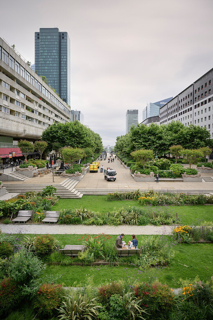 Mann und Frau essen in Grüner Parkanlage inmitten des Modernen Hochhausviertel La Défense in Paris, Île-de-France, Frankreich, Europa