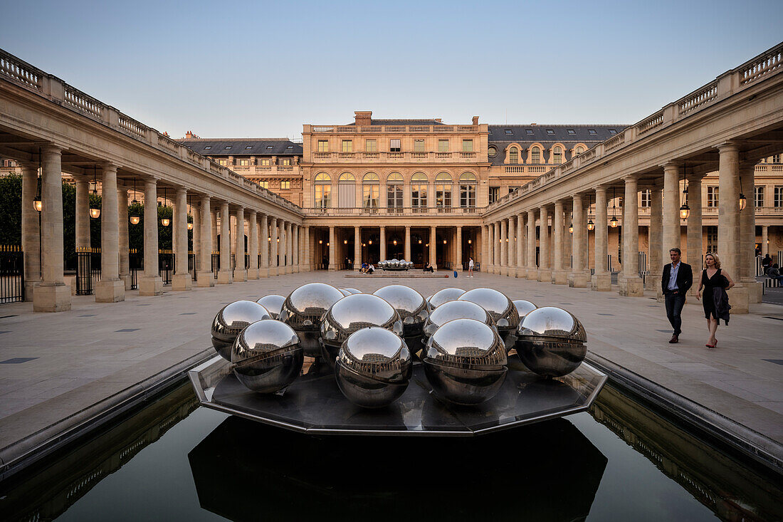 Brunnen Fontaines Sphérades zwischen den Kolonnaden des Palais Royal, Paris, Île-de-France, Frankreich, Europa