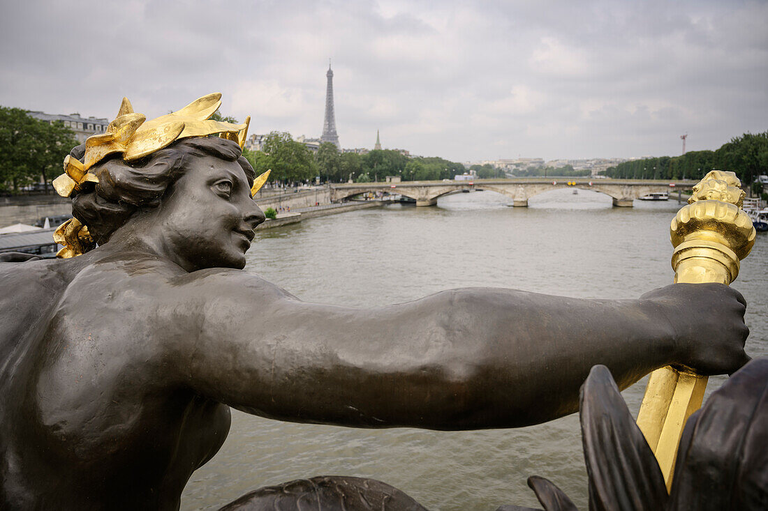 Detail einer Figur an der kunstvoll gestalteten Bogenbrücke Pont Alexandre III, Blick zum Eiffelturm, Seine Ufer, Paris, Île-de-France, Frankreich, Europa, UNESCO Welterbe