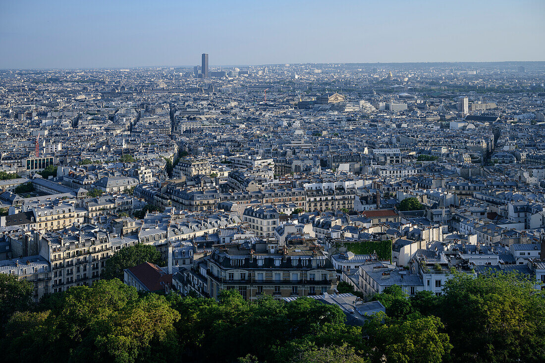 Panoramablick von Basilika Sacré-Cœur de Montmartre auf die weit ausgedehnte Großstadt, Paris, Île-de-France, Frankreich, Europa