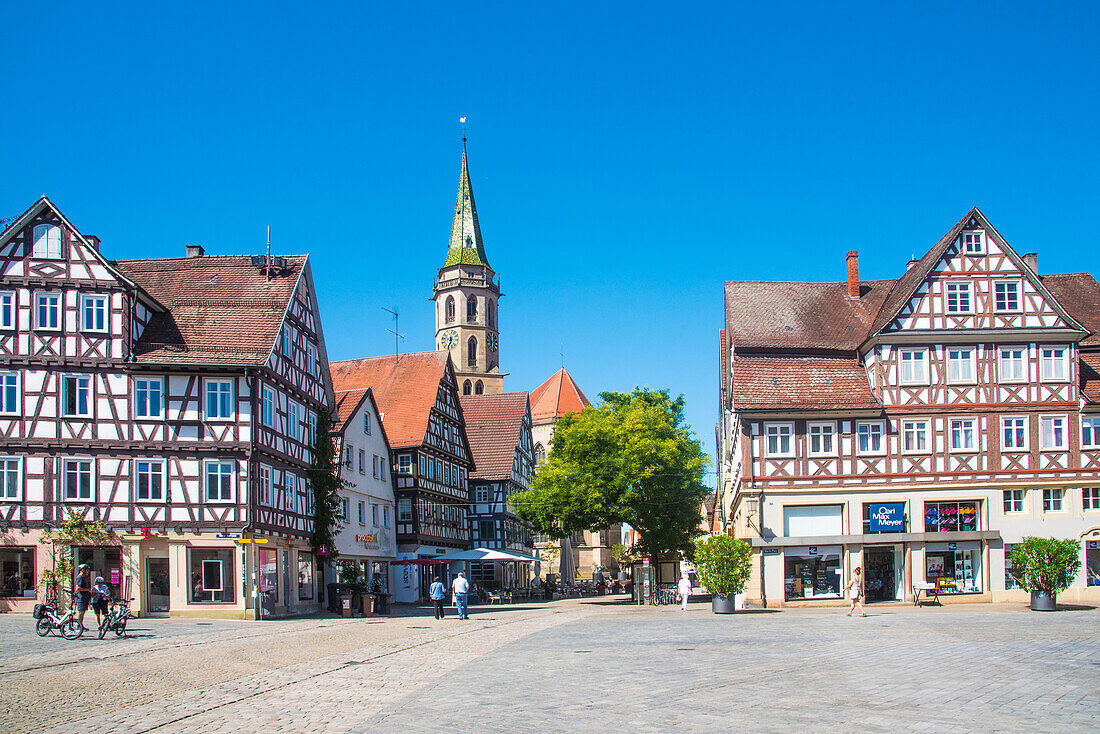 Marktplatz mit historischen Fachwerkhäusern und Stadtkirche, Schorndorf, Baden Württemberg, Deutschland