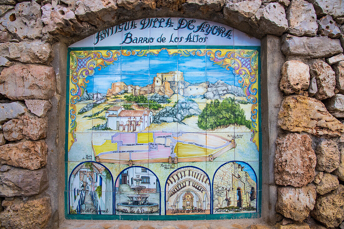 Maurisches Azulejo mit historischem Stadtbild, am Castillo, Ayora, Provinz Valencia, Spanien