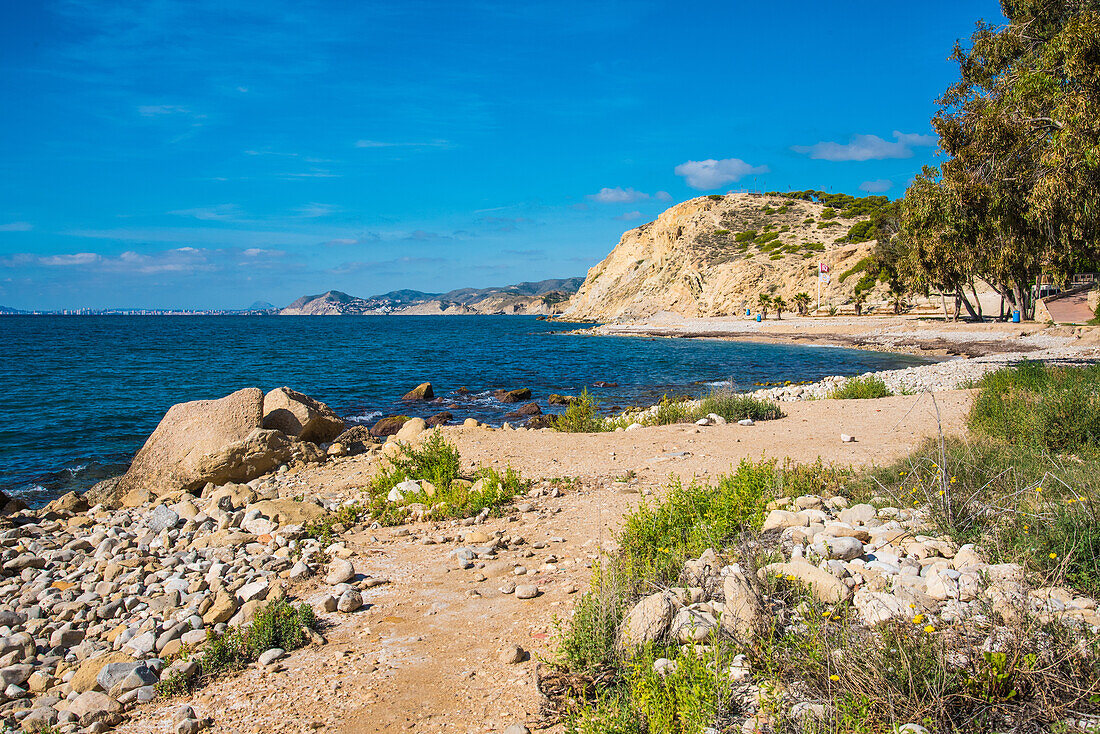 Wilder Strandabschnitt und Küstenlandschaft zwischen Benidorm und Villayoyosa, Costa Blanca, Provinz Alicante, Spanien