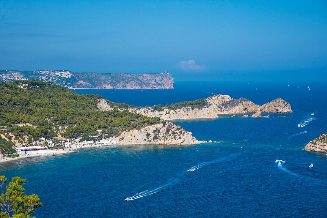 Blick auf Meerenge zwischen Kap Cabo San Antonio, Cabo Prim, Isla del Portichol, und Cabo de Nau, Costa Blanca Ostspitzen, Provinz Alicante, Spanien